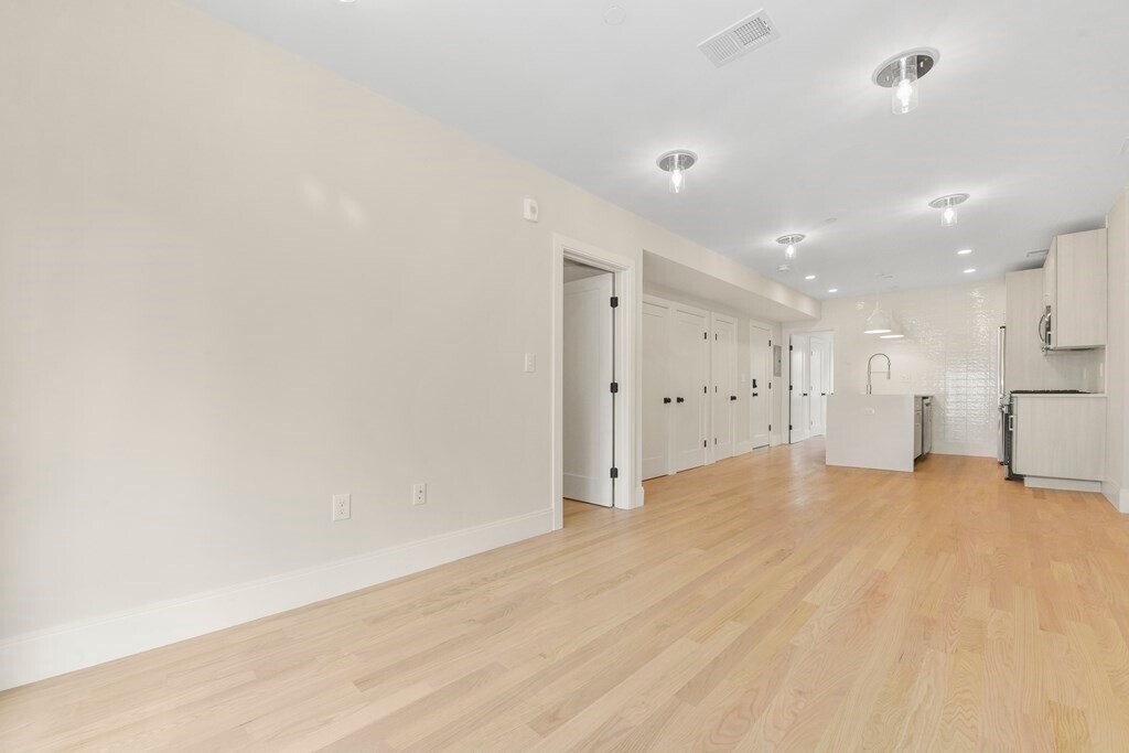 184 Paris St-Unit -2 in Boston, MA - Building Photo