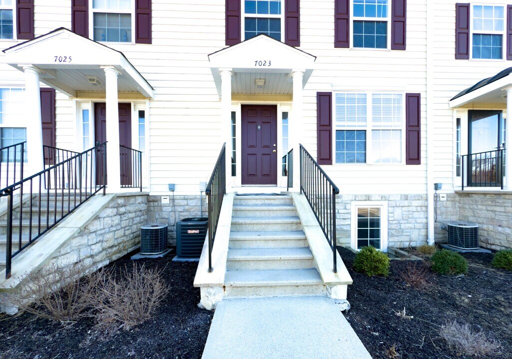 7023 Pleasant Colony Way in New Albany, OH - Building Photo