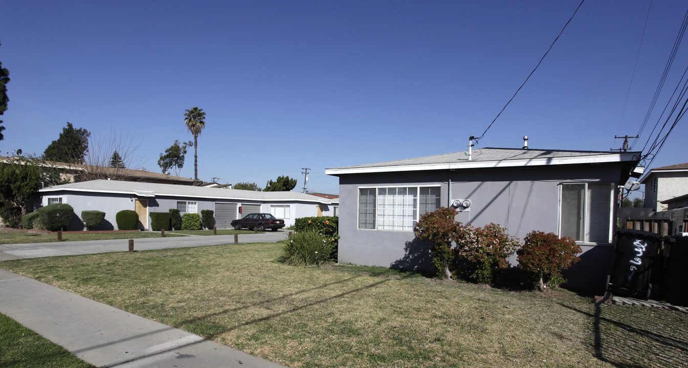 2339-2357 W Roberta Ave in Fullerton, CA - Building Photo