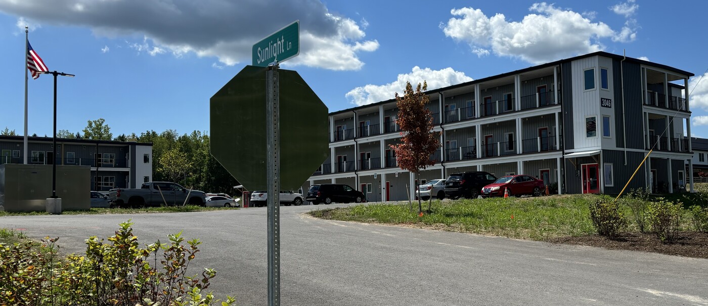Sunlight Lane in Geneva, NY - Foto de edificio