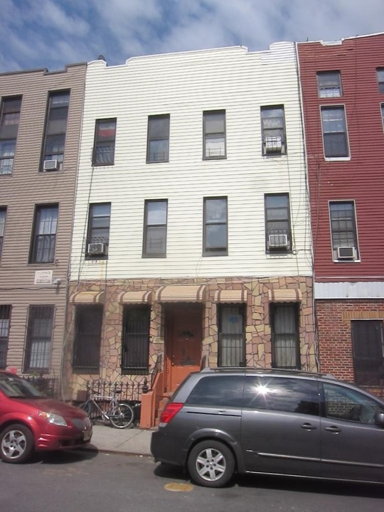 235 Jefferson St in Brooklyn, NY - Building Photo