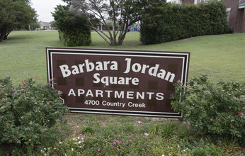 Barbara Jordan Square in Dallas, TX - Foto de edificio - Building Photo