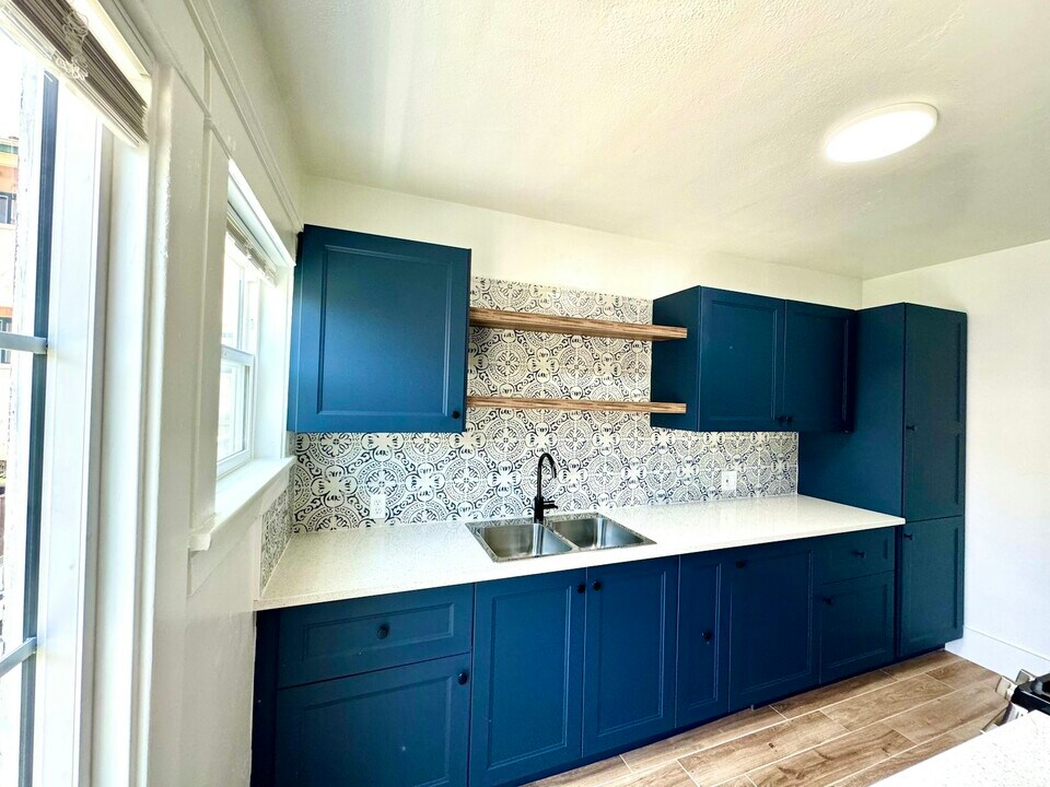 279 Redondo Ave in Long Beach, CA - Building Photo