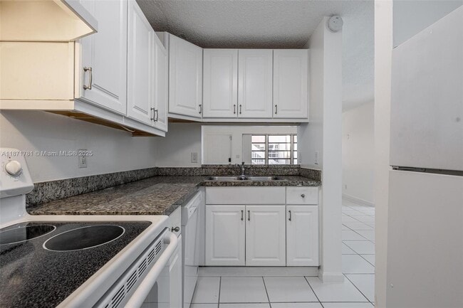 1033 Twin Lakes Dr in Coral Springs, FL - Building Photo - Building Photo