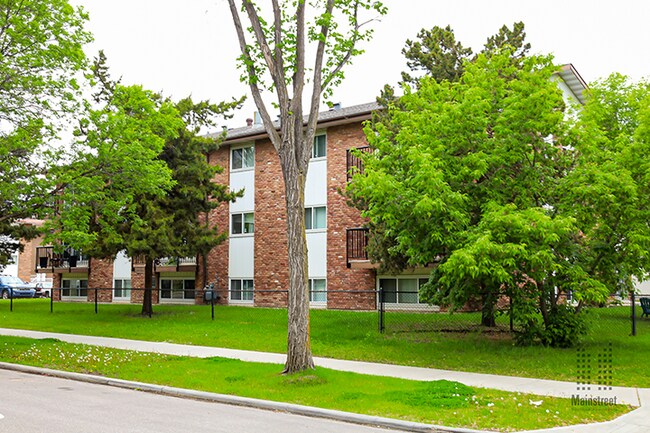NAITside Court II in Edmonton, AB - Building Photo - Building Photo