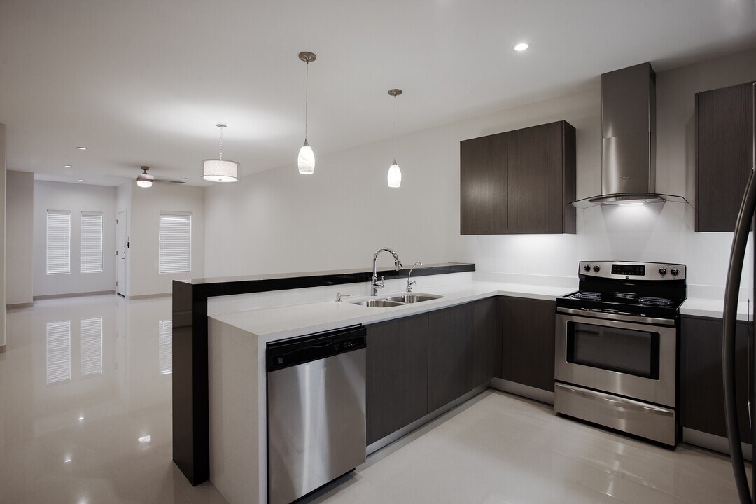 211 S 48th Ln in McAllen, TX - Building Photo
