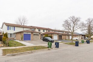 11-27 Robbinstone Dr in Toronto, ON - Building Photo