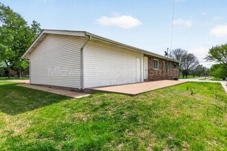 1810 Swallow Ln in Florissant, MO - Building Photo - Building Photo