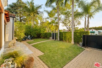 826 N Kilkea Dr in Los Angeles, CA - Building Photo - Building Photo