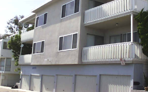 18111 Coastline Dr in Malibu, CA - Building Photo