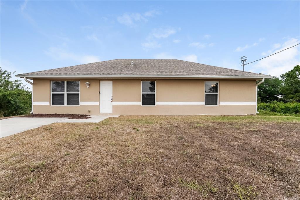 1163 Barfield St E in Lehigh Acres, FL - Foto de edificio