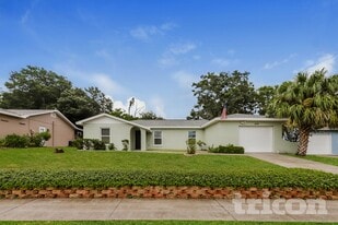 604 Barkfield Loop in Brandon, FL - Building Photo