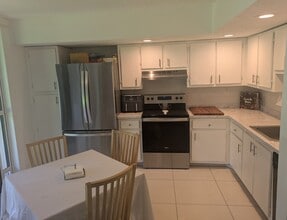 8075 SW 107th Ave in Miami, FL - Building Photo - Building Photo
