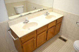 100 Robbins Rd, Unit Apt B in Nelsonville, OH - Building Photo - Building Photo