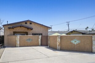 2225 Santa Ana Ave in Costa Mesa, CA - Building Photo