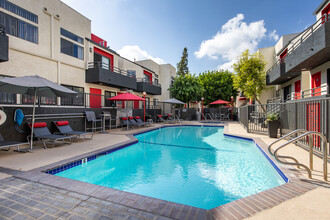 Heights on Superior in Northridge, CA - Foto de edificio - Building Photo