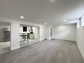 908 Fennell Ave E in Hamilton, ON - Building Photo - Building Photo