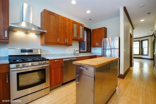 2327 N Southport Ave, Unit 2 in Chicago, IL - Foto de edificio - Building Photo