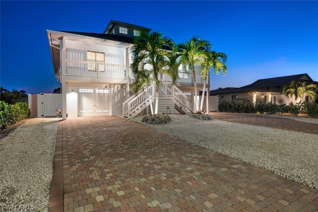 2736 Gulfview Dr in Naples, FL - Building Photo