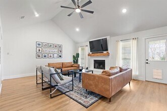 517 McKittrick Ct in Godley, TX - Foto de edificio - Building Photo