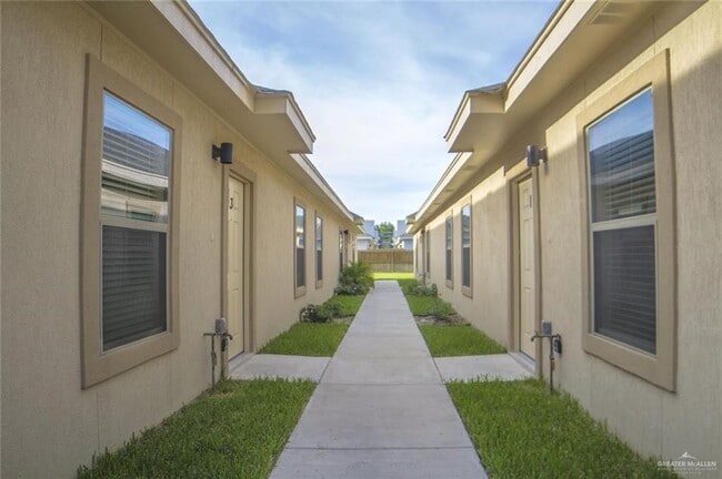 705 E Myrtle Beach Ave-Unit -2 in McAllen, TX - Foto de edificio - Building Photo
