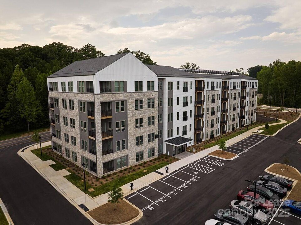 9132 Senator Royall Dr in Charlotte, NC - Building Photo