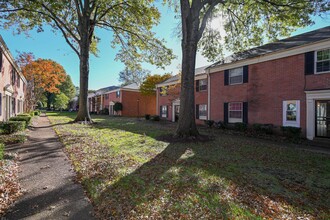 5688 Quince Rd in Memphis, TN - Building Photo - Building Photo