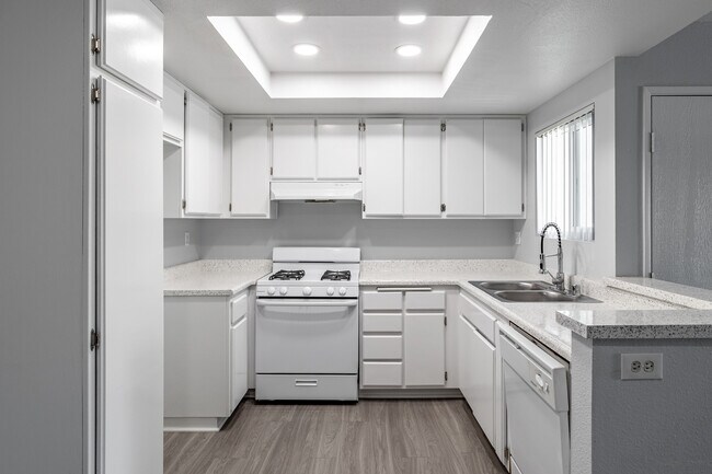 Sand Castle Apartments in La Habra, CA - Foto de edificio - Interior Photo