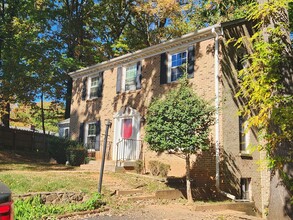 2204 Cambridge Pl in Lynchburg, VA - Foto de edificio - Building Photo