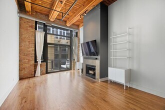 525 W Superior St in Chicago, IL - Building Photo - Building Photo