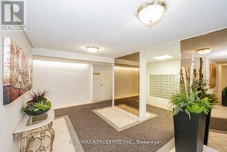 18 Knightsbridge Rd in Brampton, ON - Building Photo - Building Photo