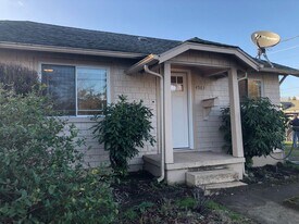 4563 NE 47th Ave in Portland, OR - Building Photo