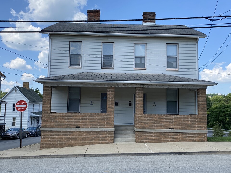 317 3rd St in Irwin, PA - Foto de edificio