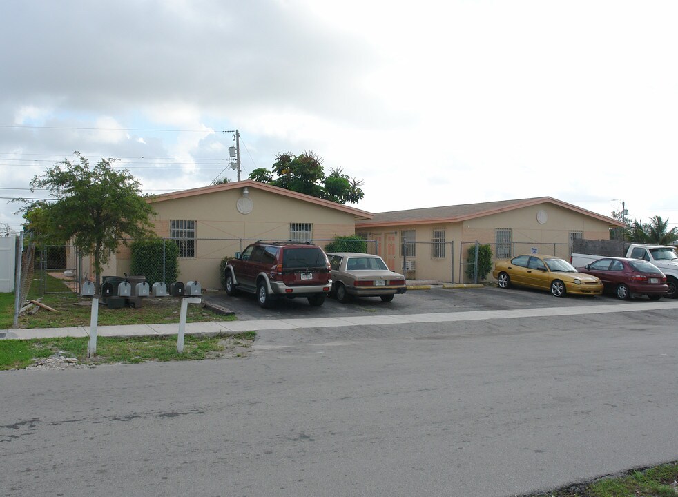 2451 NW 13th Ct in Fort Lauderdale, FL - Building Photo