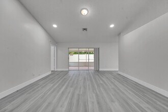13048 Meadowbreeze Dr in Wellington, FL - Building Photo - Building Photo