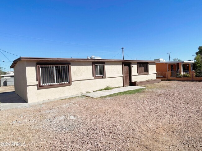 2302 E Lynne Ln in Phoenix, AZ - Building Photo - Building Photo