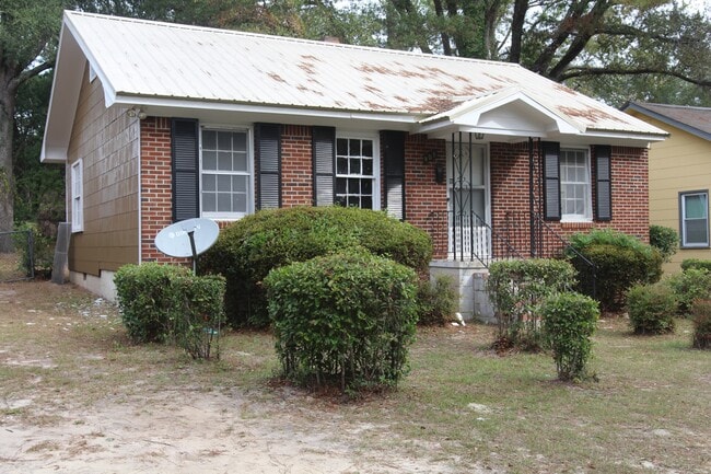 property at 905 W Whitney Ave