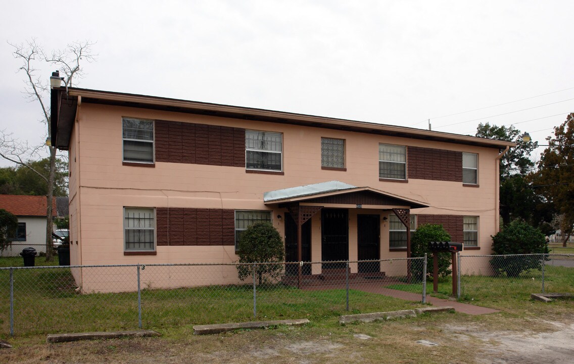 6020 Burton Ave in Jacksonville, FL - Foto de edificio