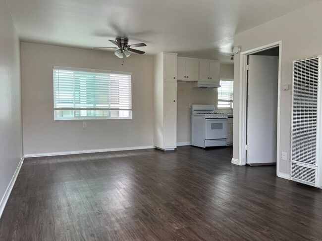 2000 Carnegie Ln in Redondo Beach, CA - Foto de edificio - Building Photo