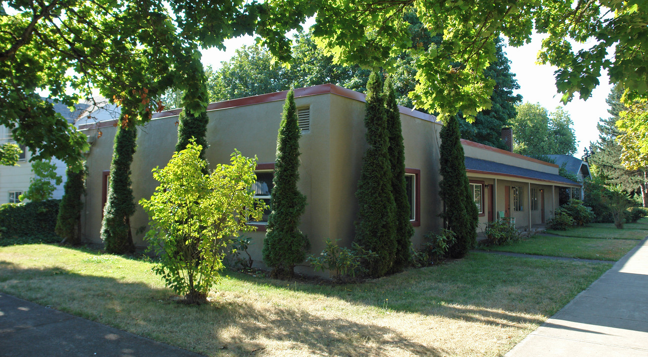 1096 Capitol St NE in Salem, OR - Building Photo