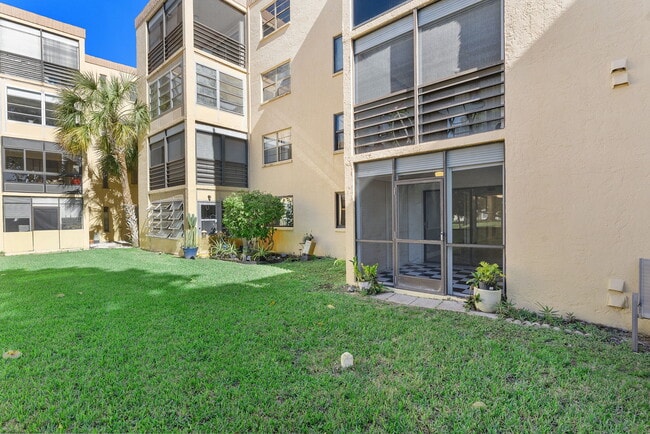 9370 SW 8th St in Boca Raton, FL - Building Photo - Building Photo