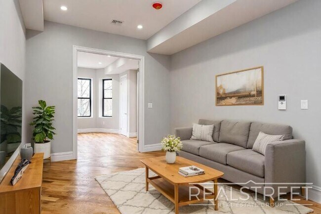 Stunning 3 BED 2 Bath Floor-Thru in Bed Stuy, Unit 2 in Brooklyn, NY - Foto de edificio - Building Photo