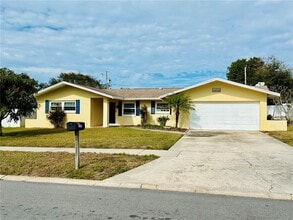 14025 Yacht Club Blvd in Seminole, FL - Building Photo - Building Photo