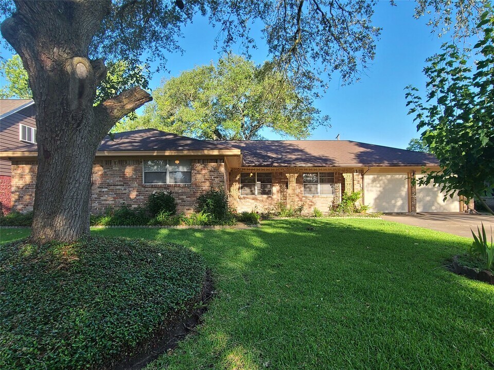 2212 Locklaine Dr in Pasadena, TX - Building Photo