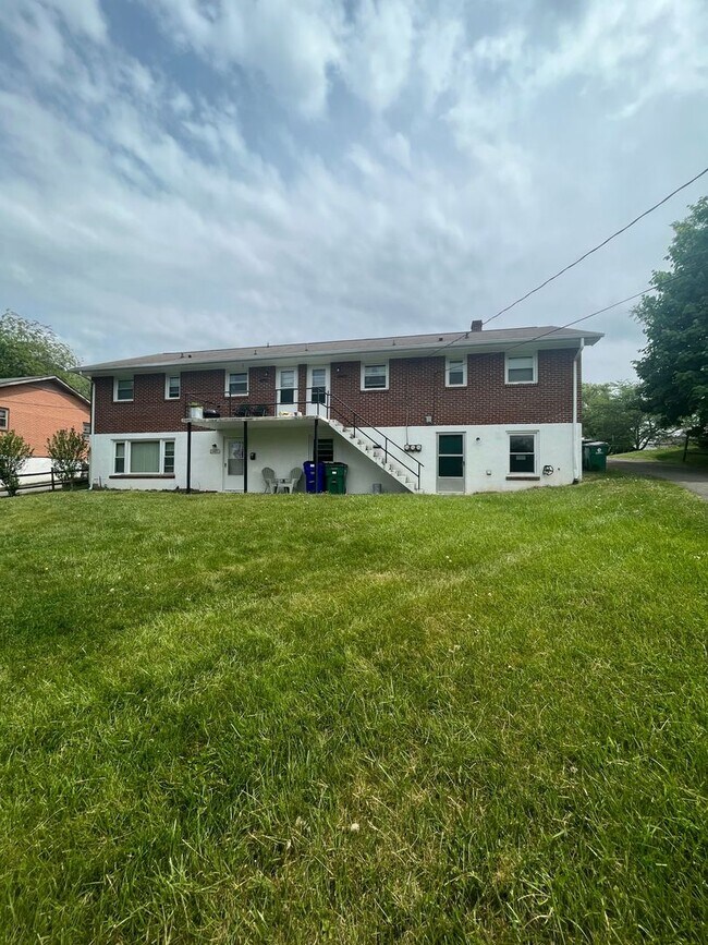 902 Palmer Dr in Blacksburg, VA - Building Photo - Building Photo