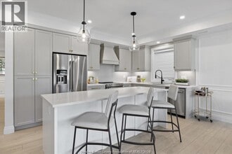 215 Lesperance Rd in Tecumseh, ON - Building Photo - Building Photo