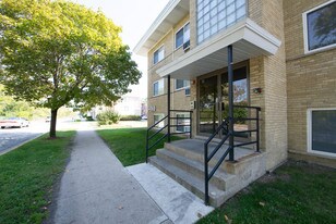 1400 Bataan Dr in Broadview, IL - Building Photo