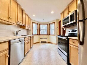 45 Maiden Ln in Wayland, MA - Foto de edificio - Building Photo