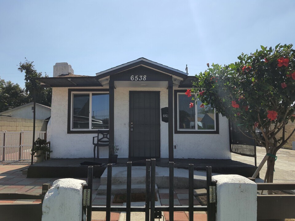 6538 San Vincente St, Unit 6538 in Paramount, CA - Foto de edificio