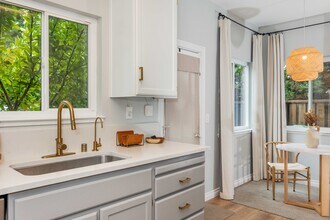 1954 Bristol St in Petaluma, CA - Building Photo - Building Photo